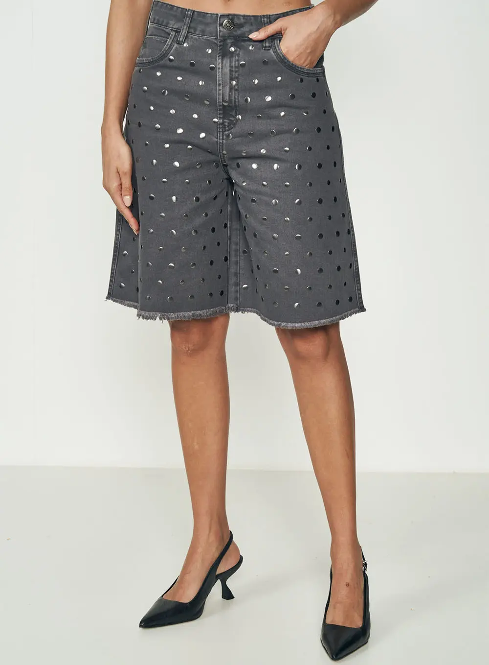 Bermuda Jeans Feminina Com Aplicações Cinza