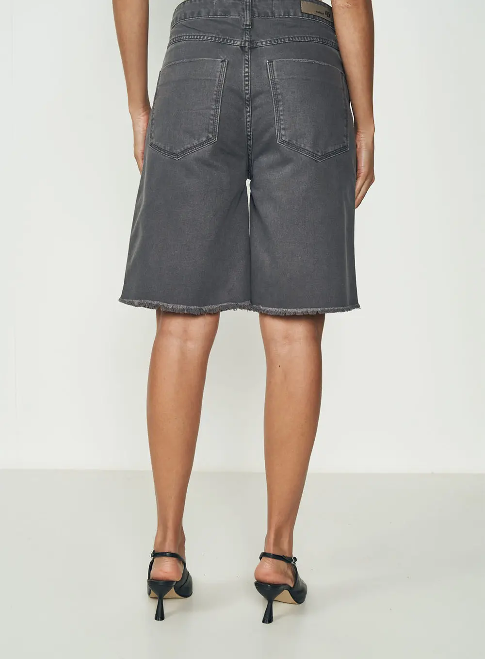 Bermuda Jeans Feminina Com Aplicações Cinza