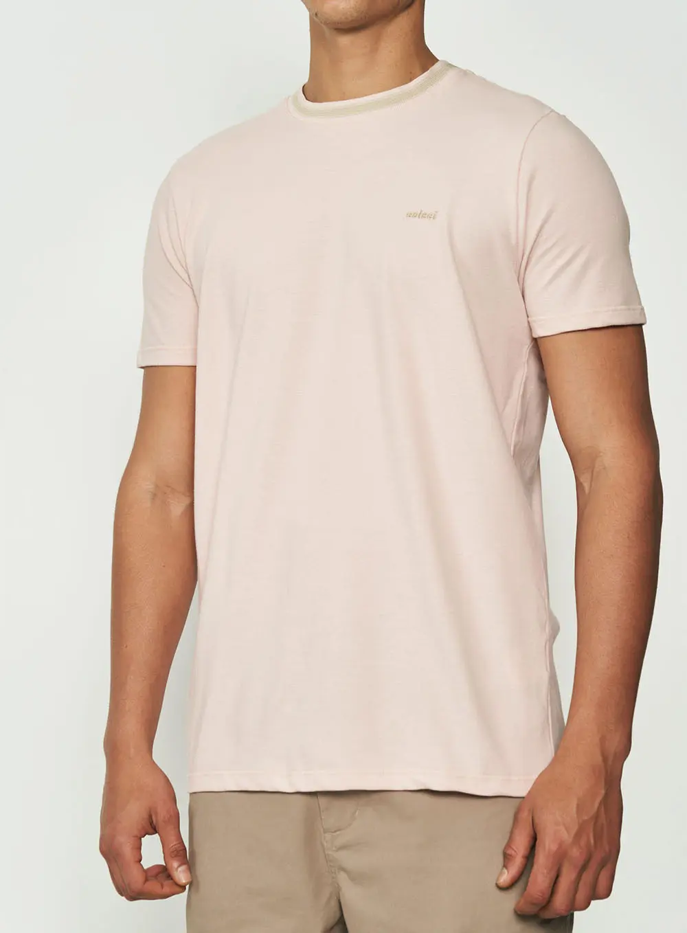 Camiseta Gola Detalhe Rosa Flutter