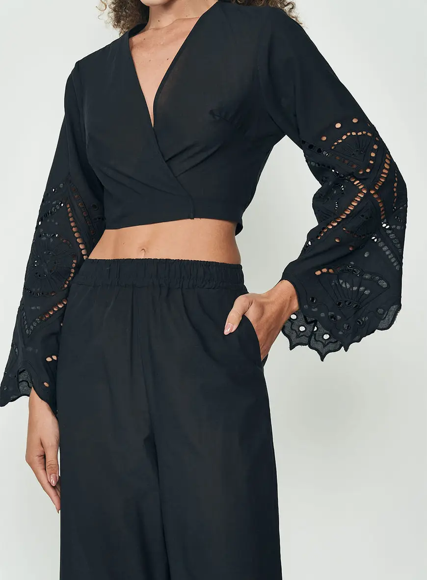 Blusa Cropped Bordada Manga Longa
