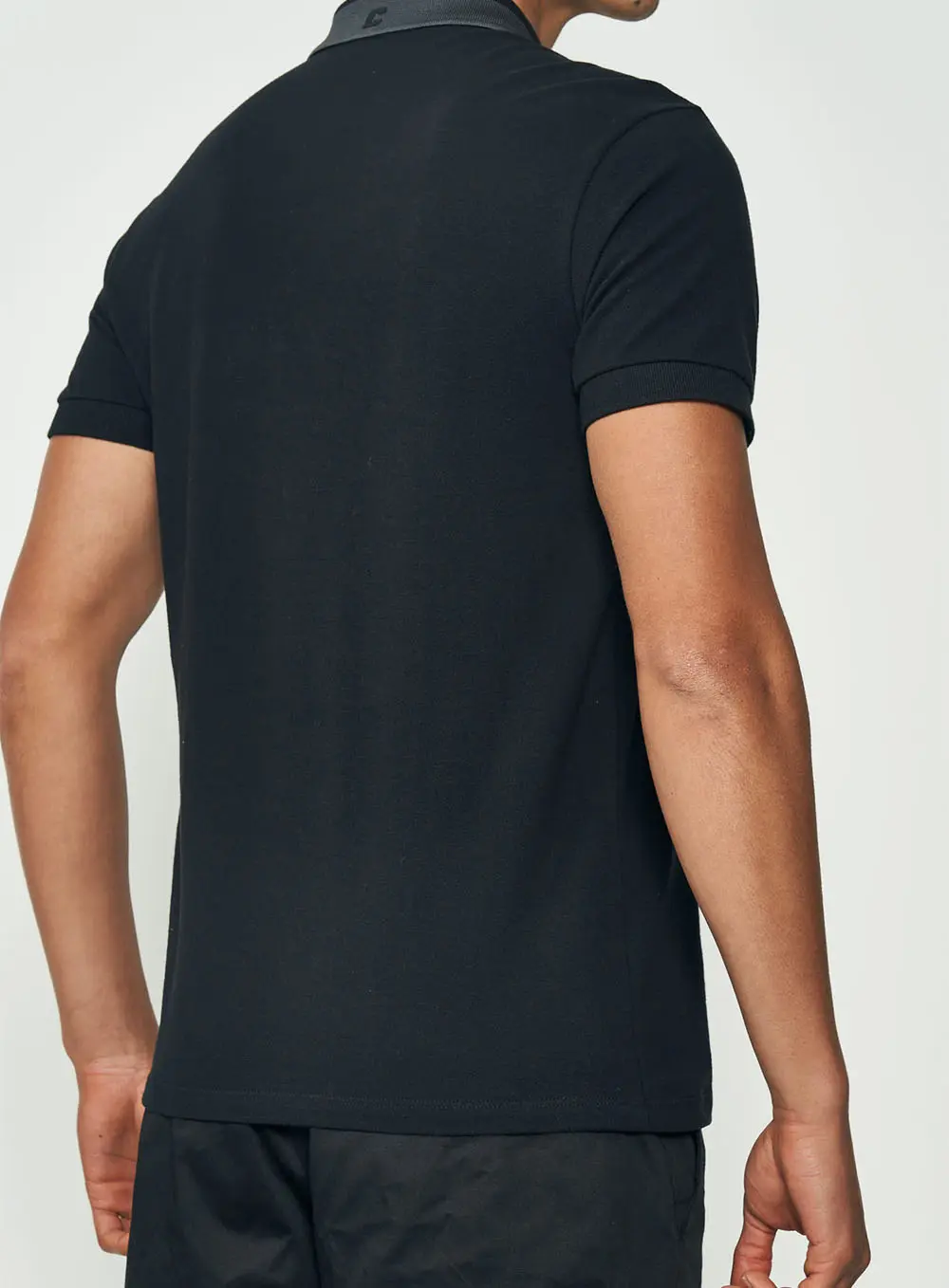 Polo Masculina Com Gola Contrastante Preto