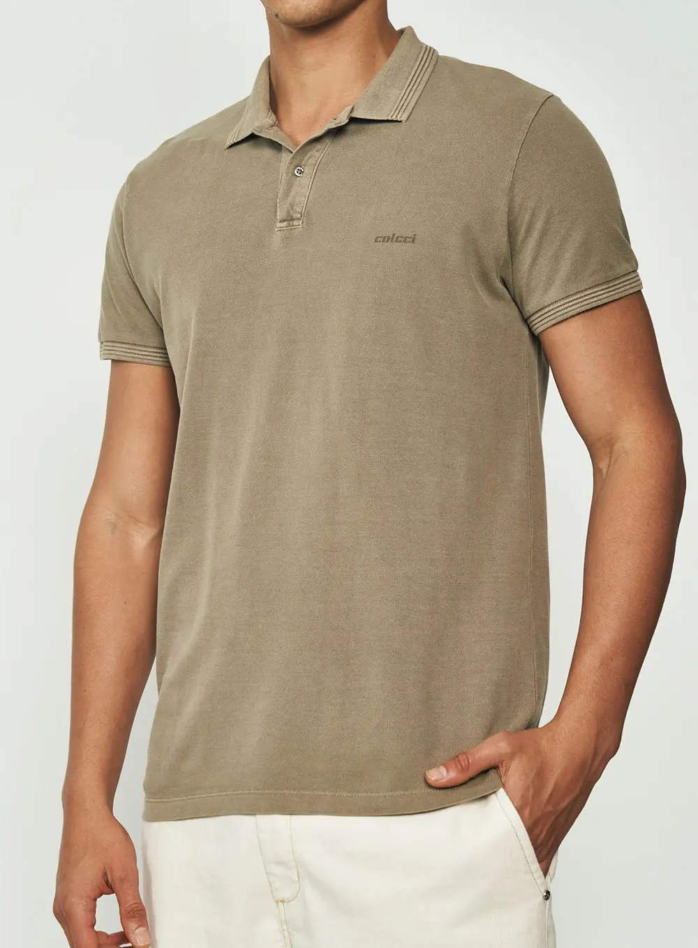 Polo Masculina Comfort Detalhe Em Listras Na Manga Bege Cinzas