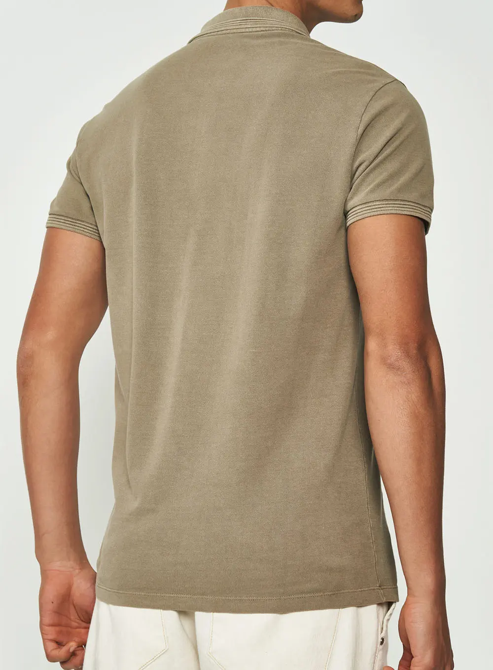 Polo Masculina Comfort Detalhe Em Listras Na Manga Bege Cinzas