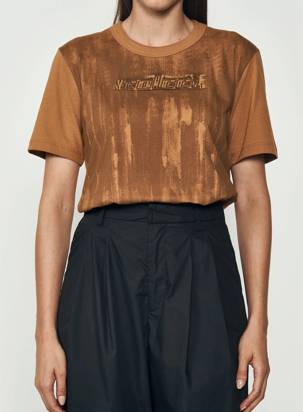 Camiseta Com Bordado Frontal Marrom Evermore