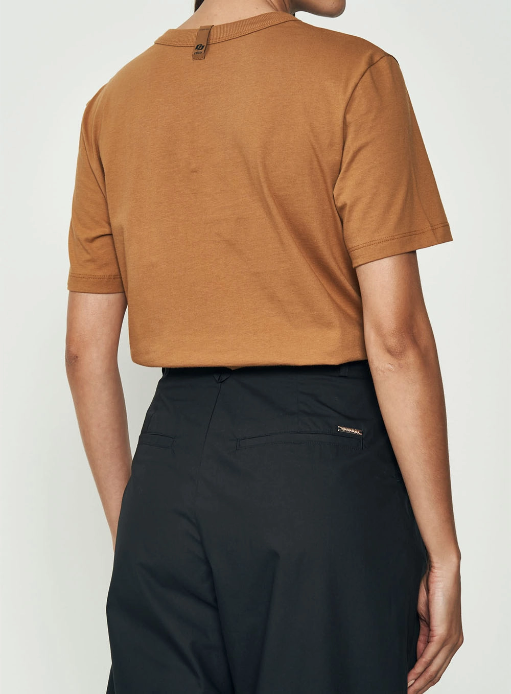 Camiseta Com Bordado Frontal Marrom Evermore