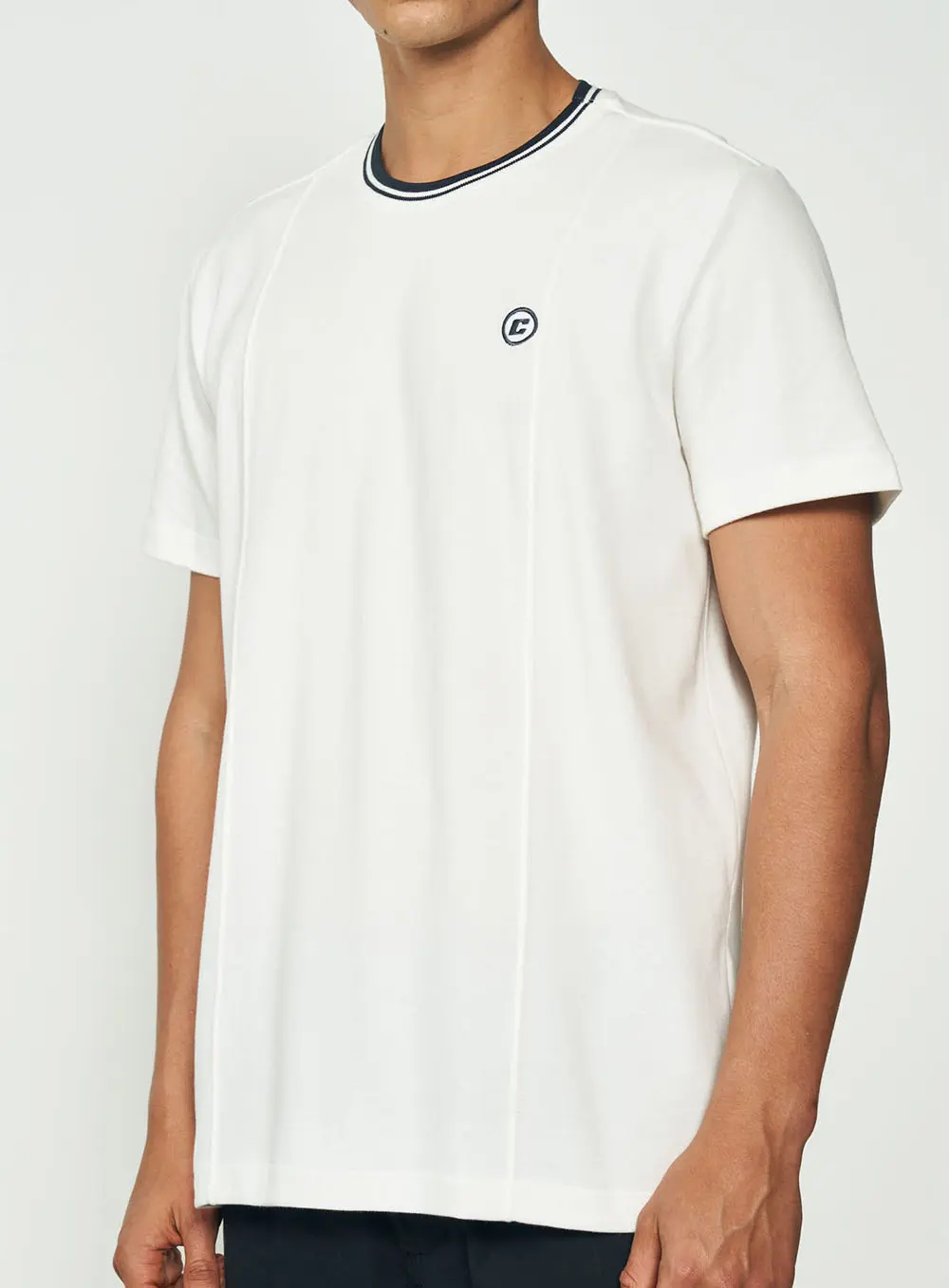 Camiseta Comfort Com Detalhe Na Gola Off Shell