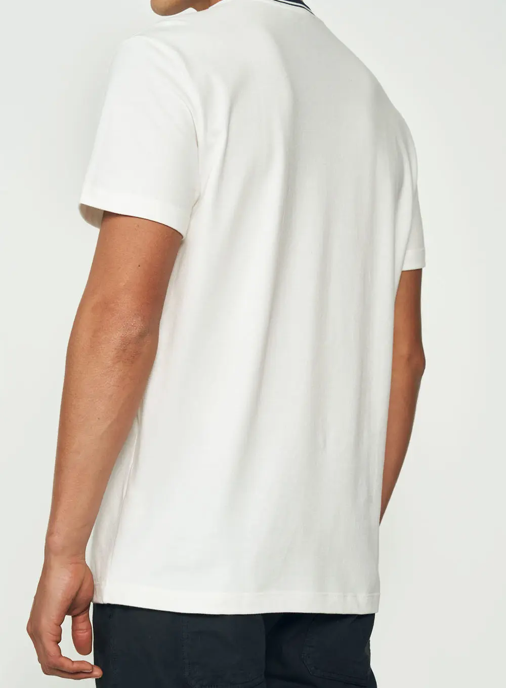 Camiseta Comfort Com Detalhe Na Gola Off Shell