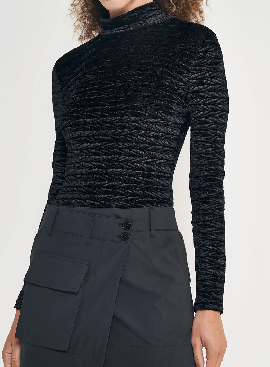 Blusa Feminina Manga Longa Gola Alta Texturizada