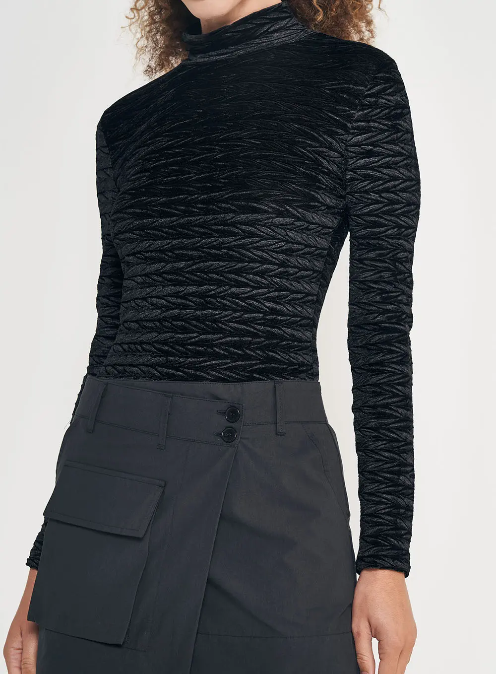 Blusa Feminina Manga Longa Gola Alta Texturizada Preto