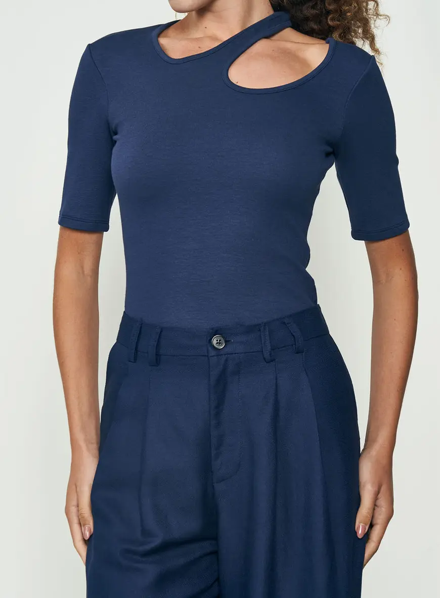 Blusa Feminina Small Com Detalhe No Decote