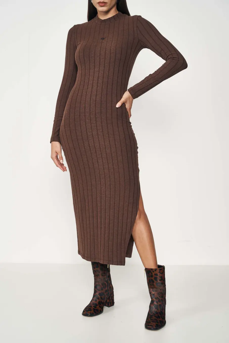 Vestido Midi Canelado Manga Longa Marrom