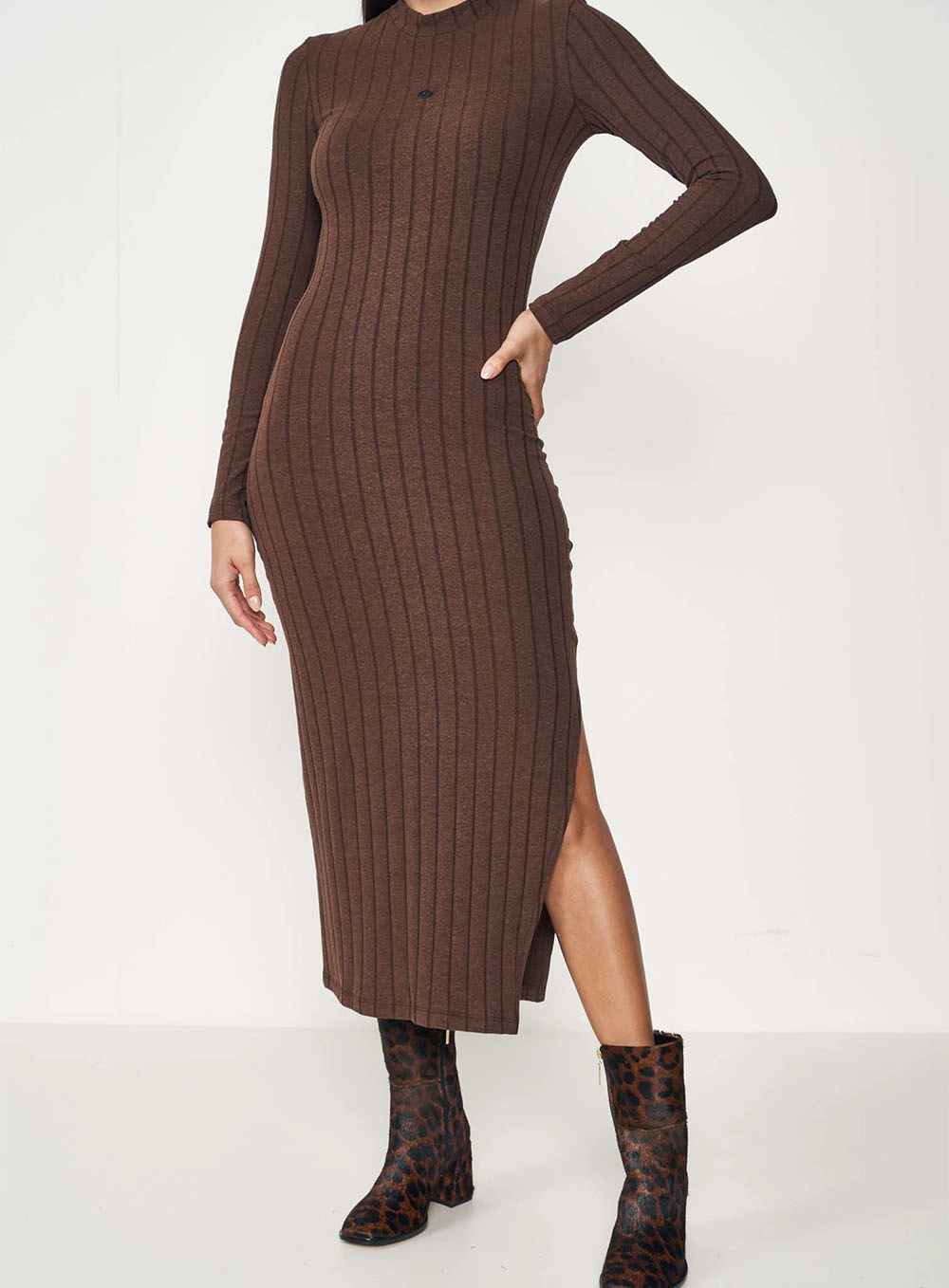 Vestido Midi Canelado Manga Longa Marrom