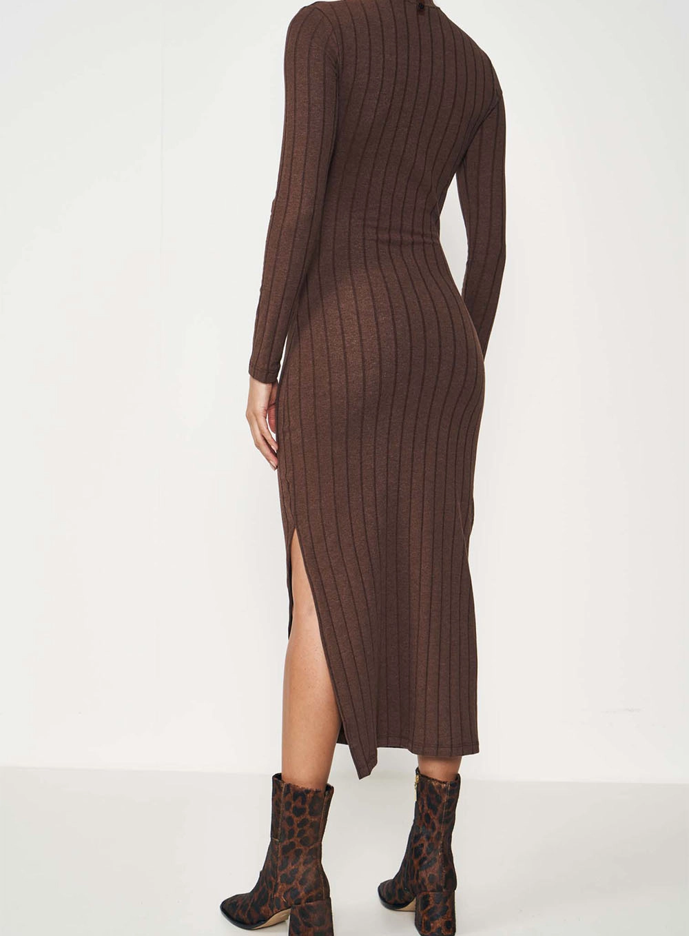 Vestido Midi Canelado Manga Longa Marrom