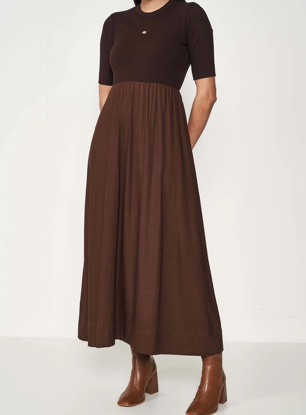 Vestido Linho Detalhe Canelado Marrom Nobuck