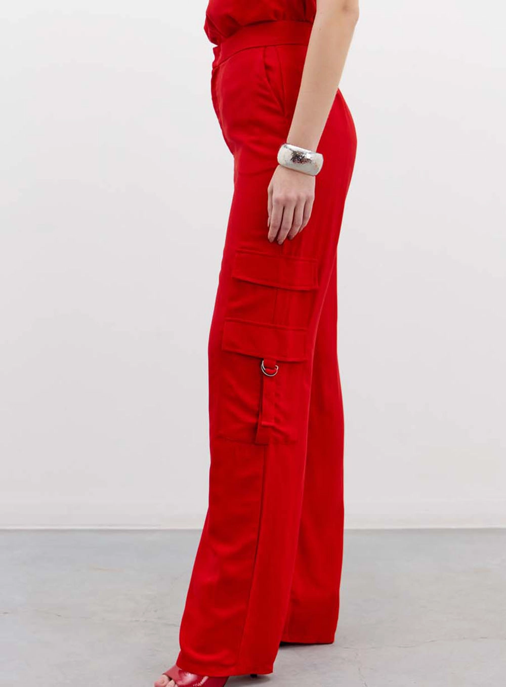 Calça Feminina Wide Leg Com Bolsos Cargo Vermelho 3