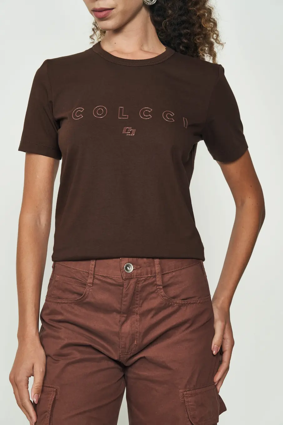 Camiseta Feminina Manga Curta Com Logo Alto Relevo Marrom Nobuck