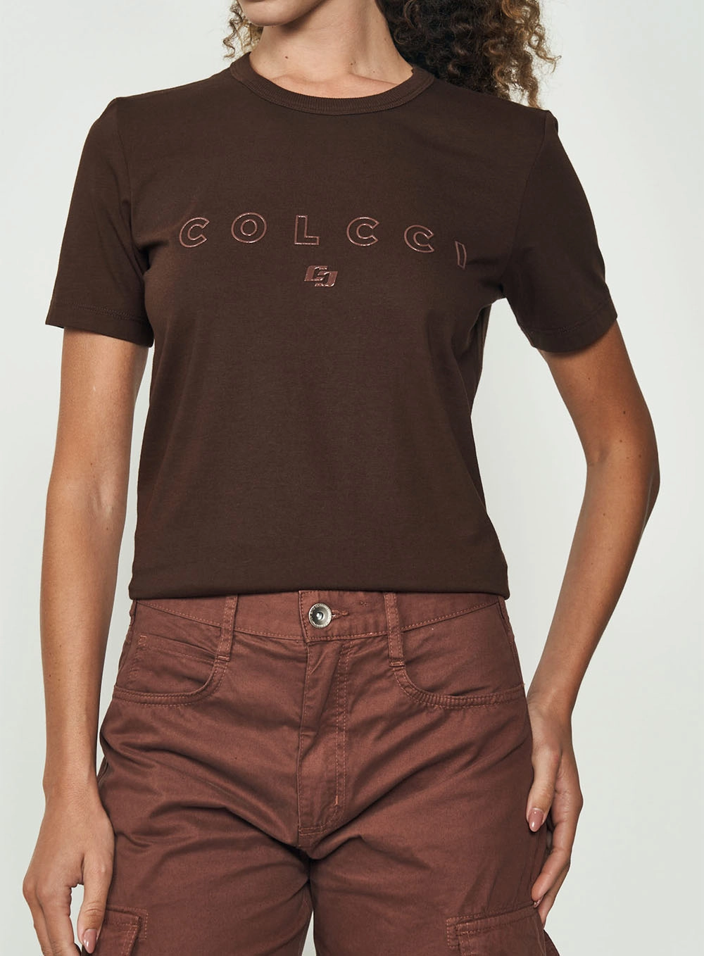 Camiseta Feminina Manga Curta Com Logo Alto Relevo Marrom Nobuck