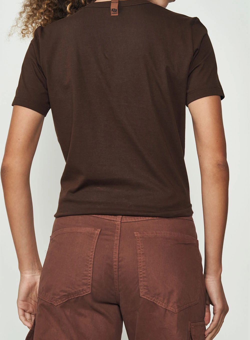 Camiseta Feminina Manga Curta Com Logo Alto Relevo Marrom Nobuck