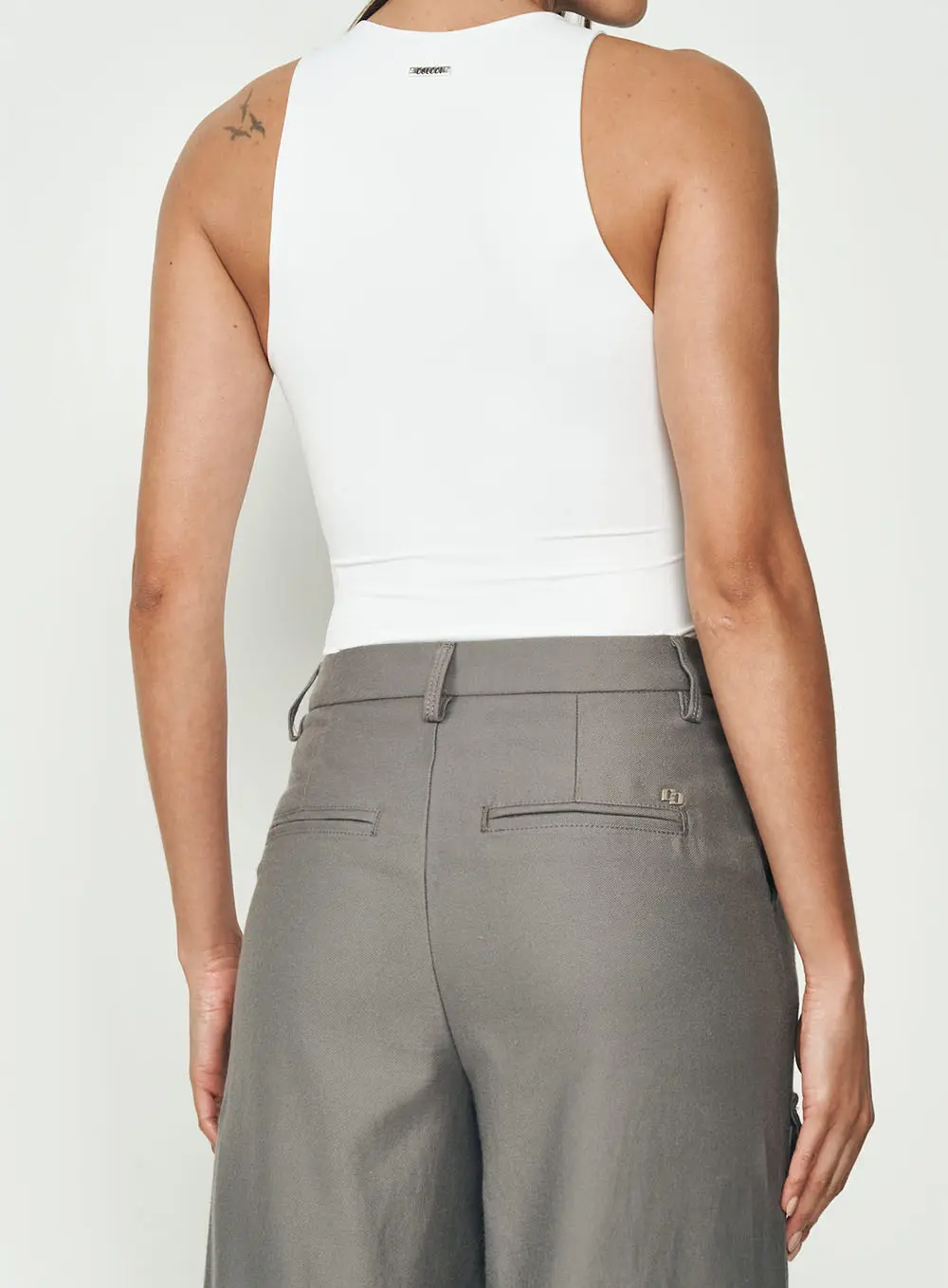 Blusa Feminina Slim Com Decote Nadador Be Basic Off Shell