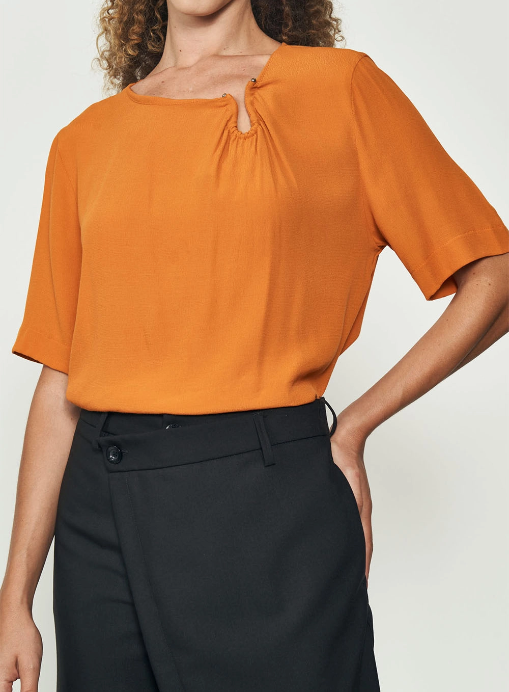 Blusa Comfort Manga Curta Marrom Evermore