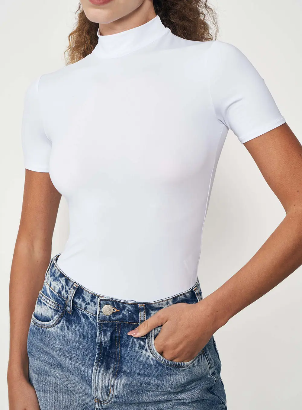 Blusa Feminina Ajustada Gola Alta Manga Curta Branco