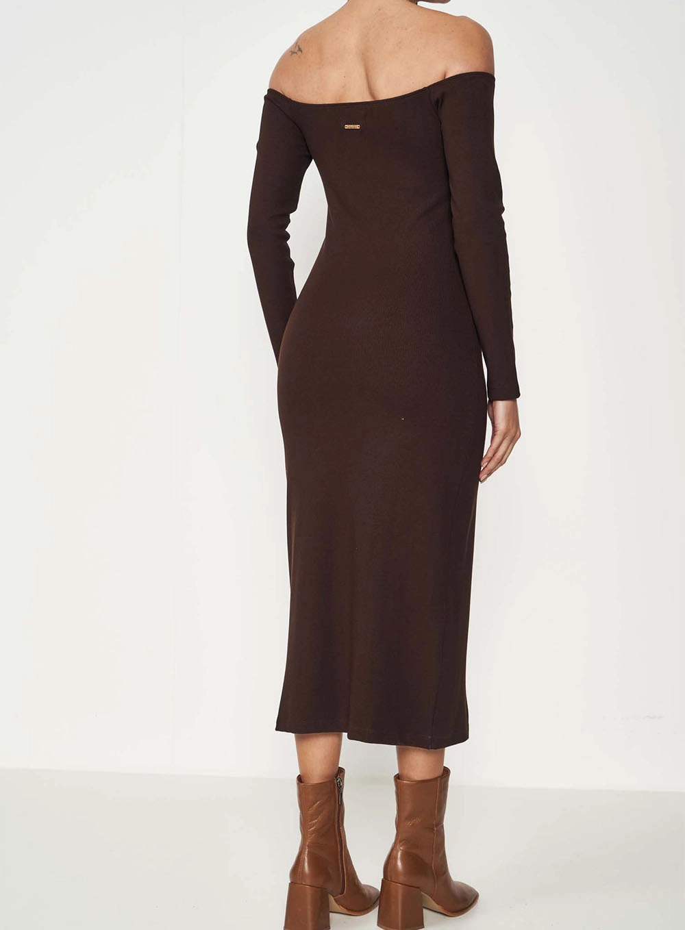 Vestido Canelado Ombro A Ombro Marrom Nobuck