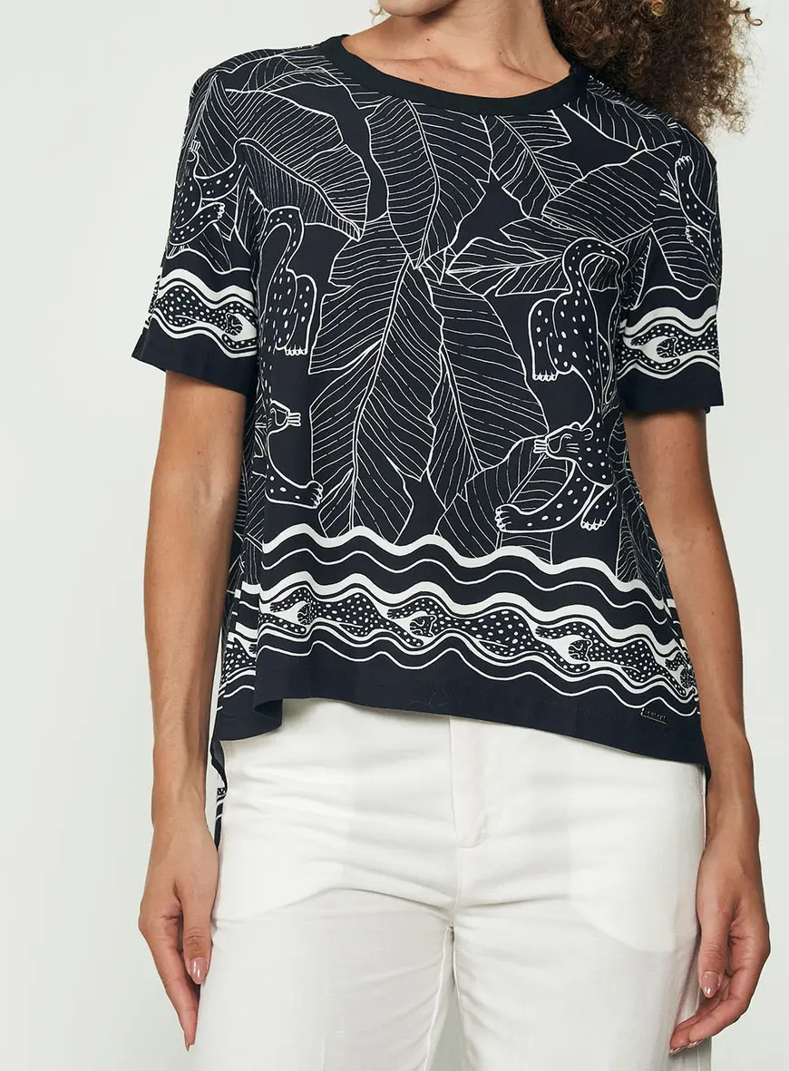 Camiseta Estampada Com Abertura Nas Costas