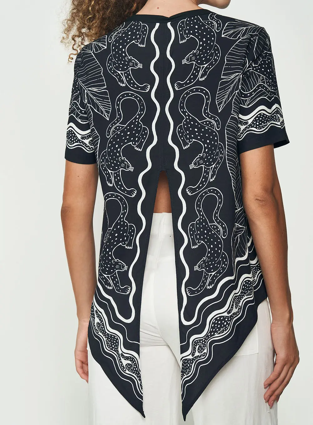 Camiseta Estampada Com Abertura Nas Costas Estampados