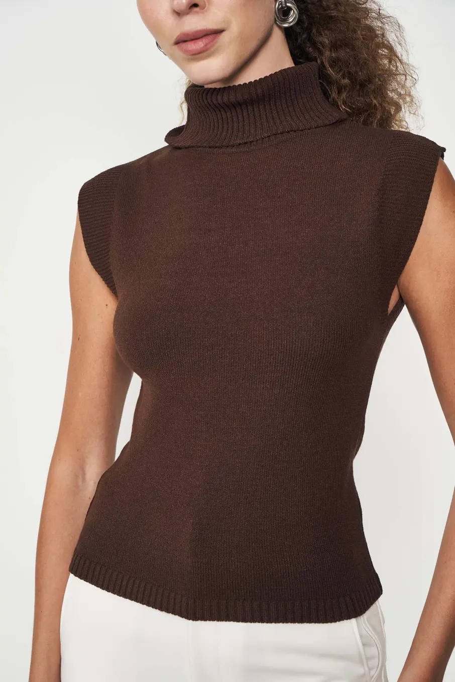 Blusa Feminina Slim Tricô Gola Alta Marrom