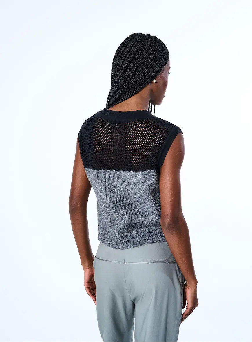 Blusa Tricot Decote Redondo Com Detalhe Em Tela Cinza 2