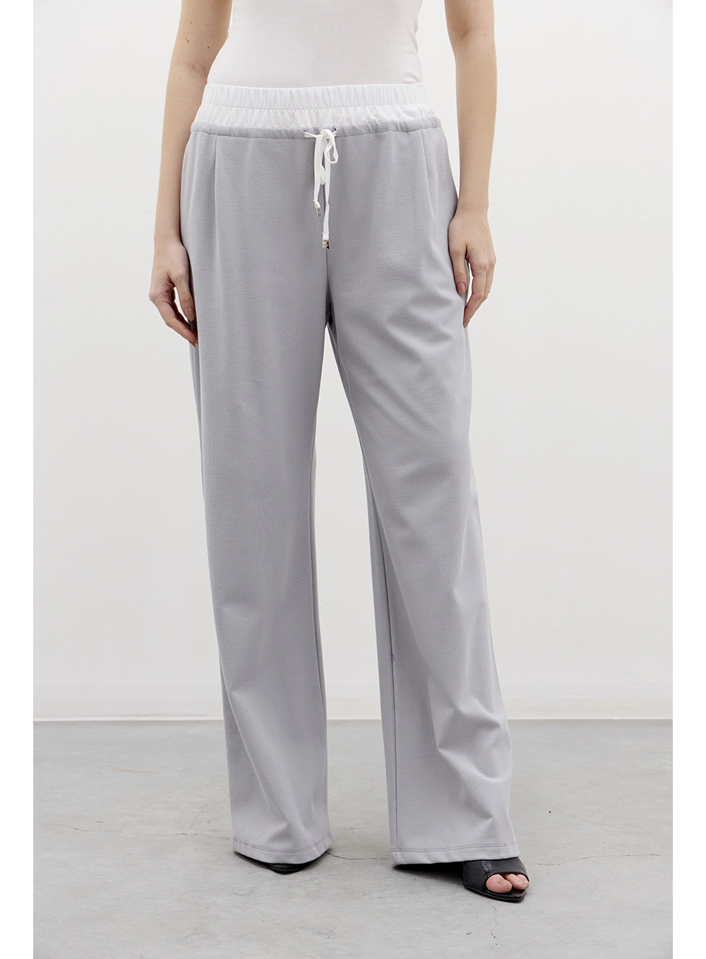 Calça Feminina Oversized Com Amarração Cinza 1