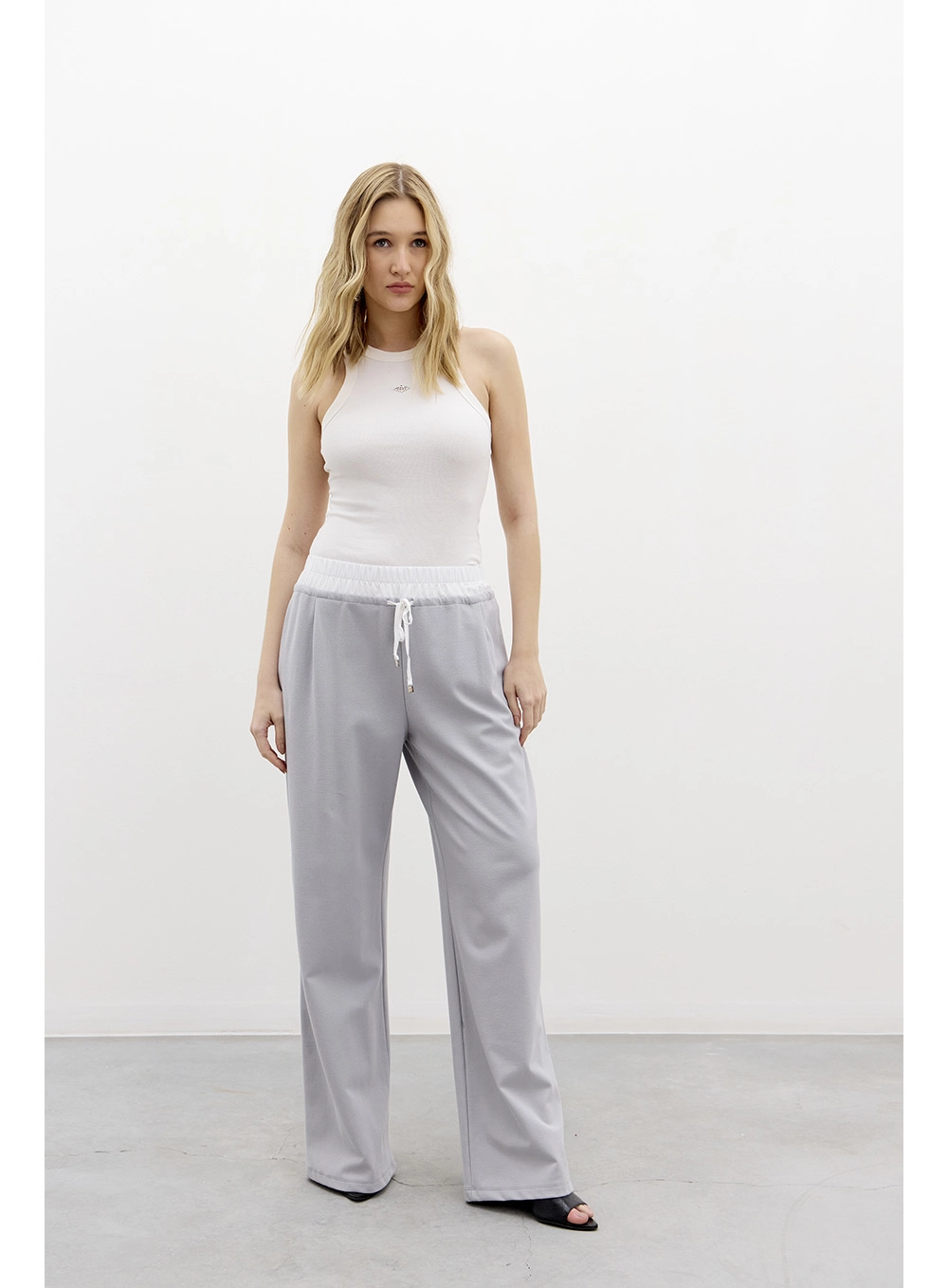 Calça Feminina Oversized Com Amarração Cinza 3