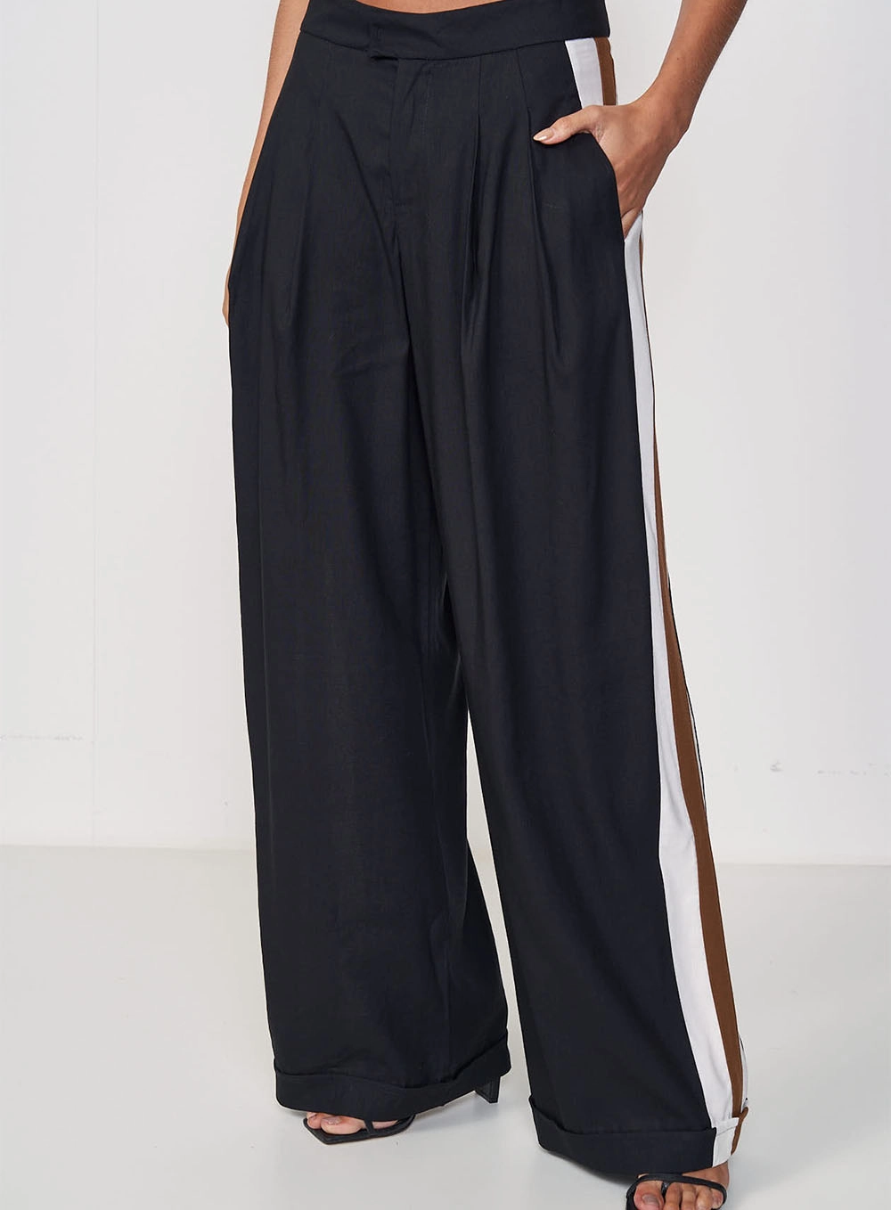 Calça Feminina Pantalona Com Listras Contrastantes Preto