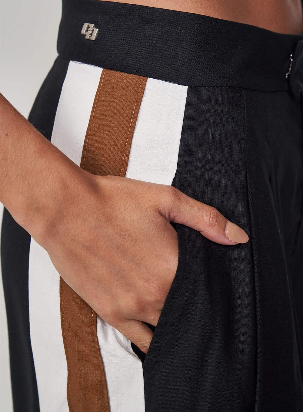 Calça Feminina Pantalona Com Listras Contrastantes Preto