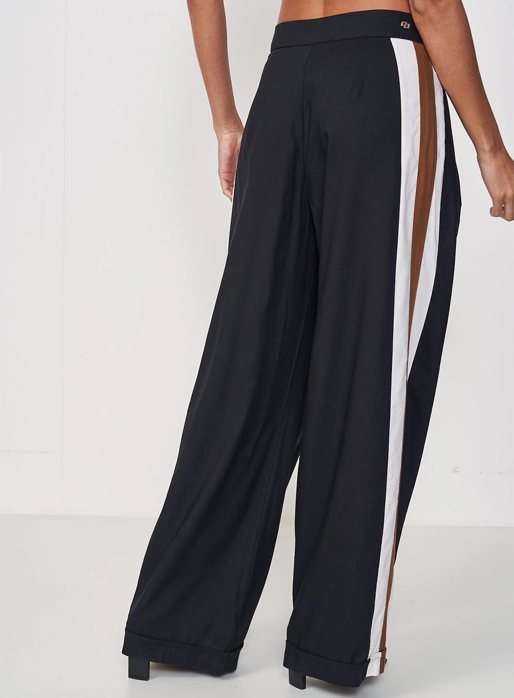 Calça Feminina Pantalona Com Listras Contrastantes Preto