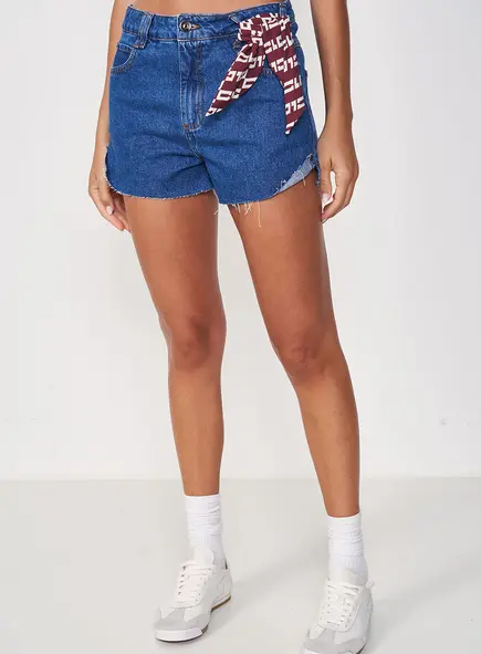 Short Jeans Boyfriend Com Lenço