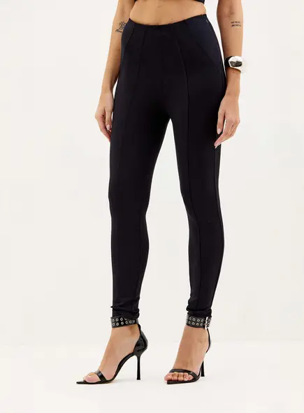 Calça Feminina Slim Com Fechamento Em Zíper