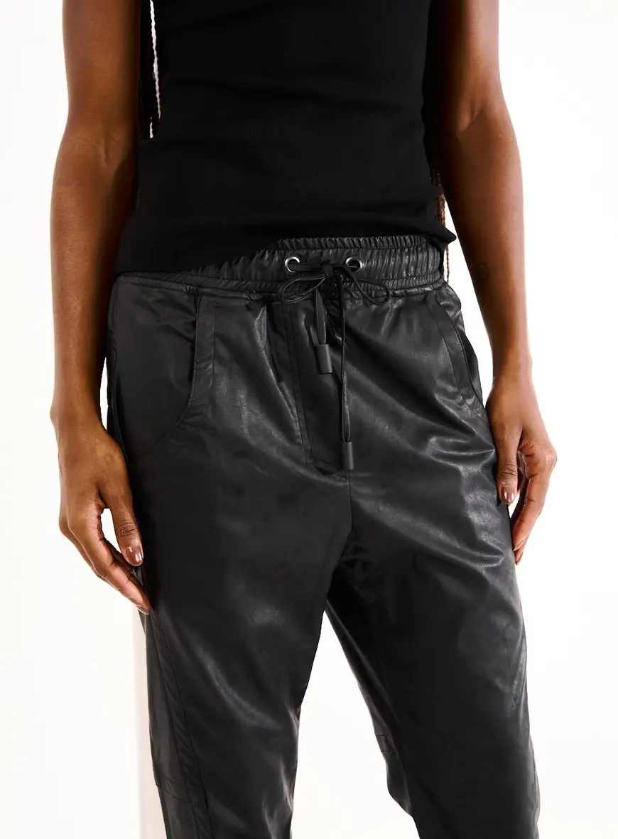 Calça Feminina Jogger Em Pu Preto 2