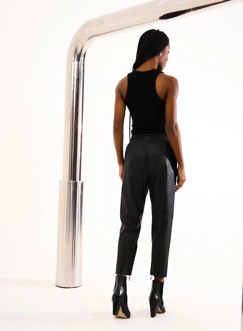 Calça Feminina Jogger Em Pu Preto 3