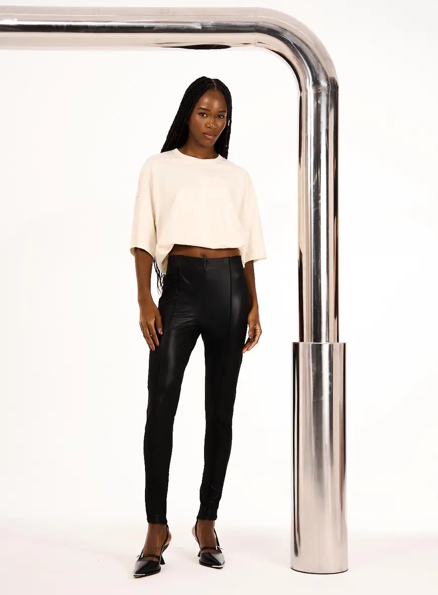 Calça Legging Em Pu Com Costura Frontal Preto 3