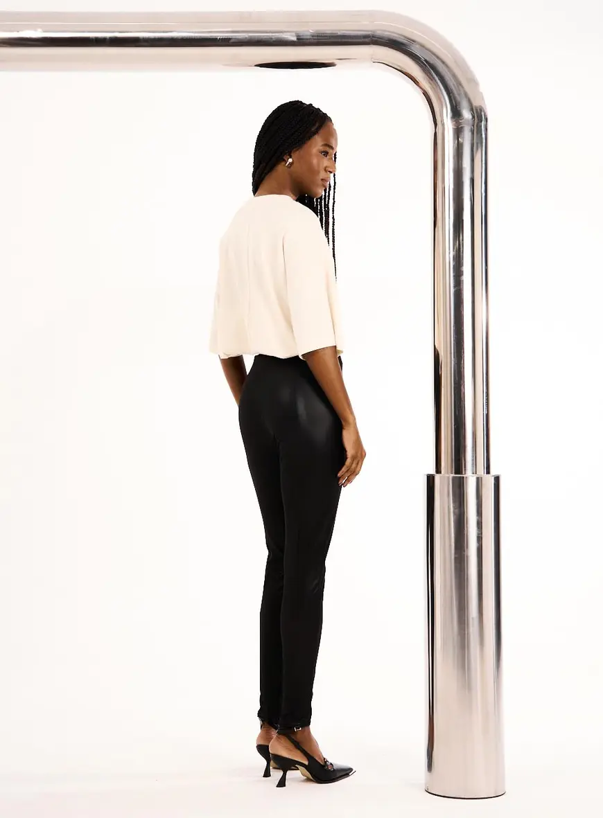 Calça Legging Em Pu Com Costura Frontal Preto 4