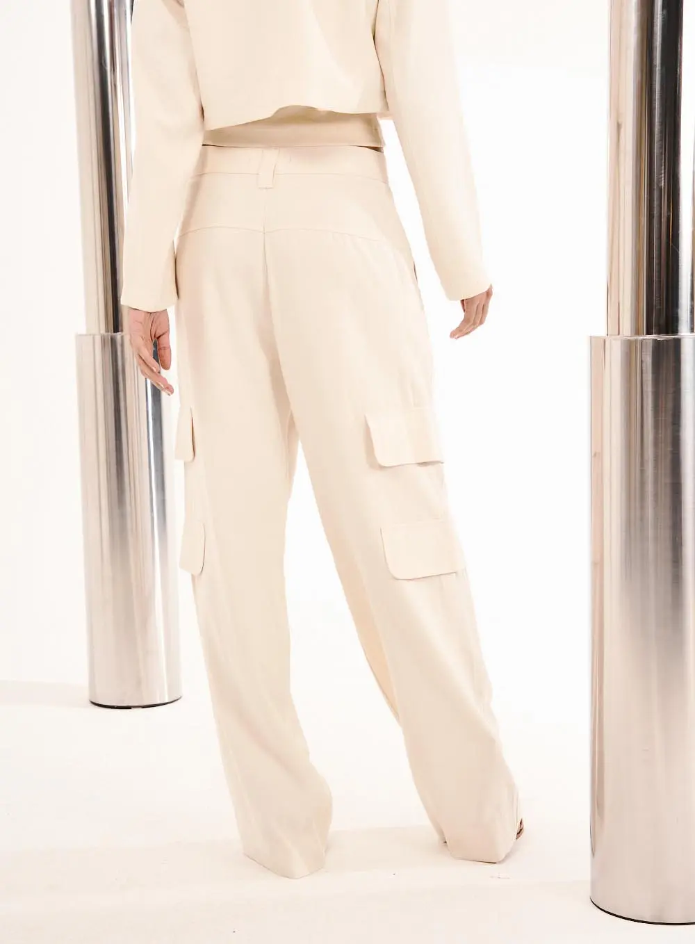 Calça Feminina Wide Leg Com Bolsos Cargo Bege 3