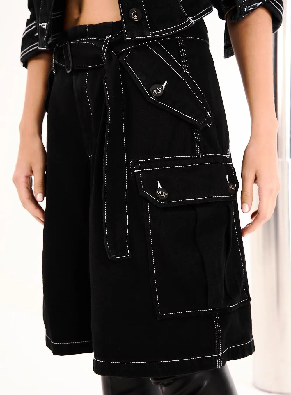 Bermuda Feminina Denim Cargo Com Cinto Indigo Preto 2