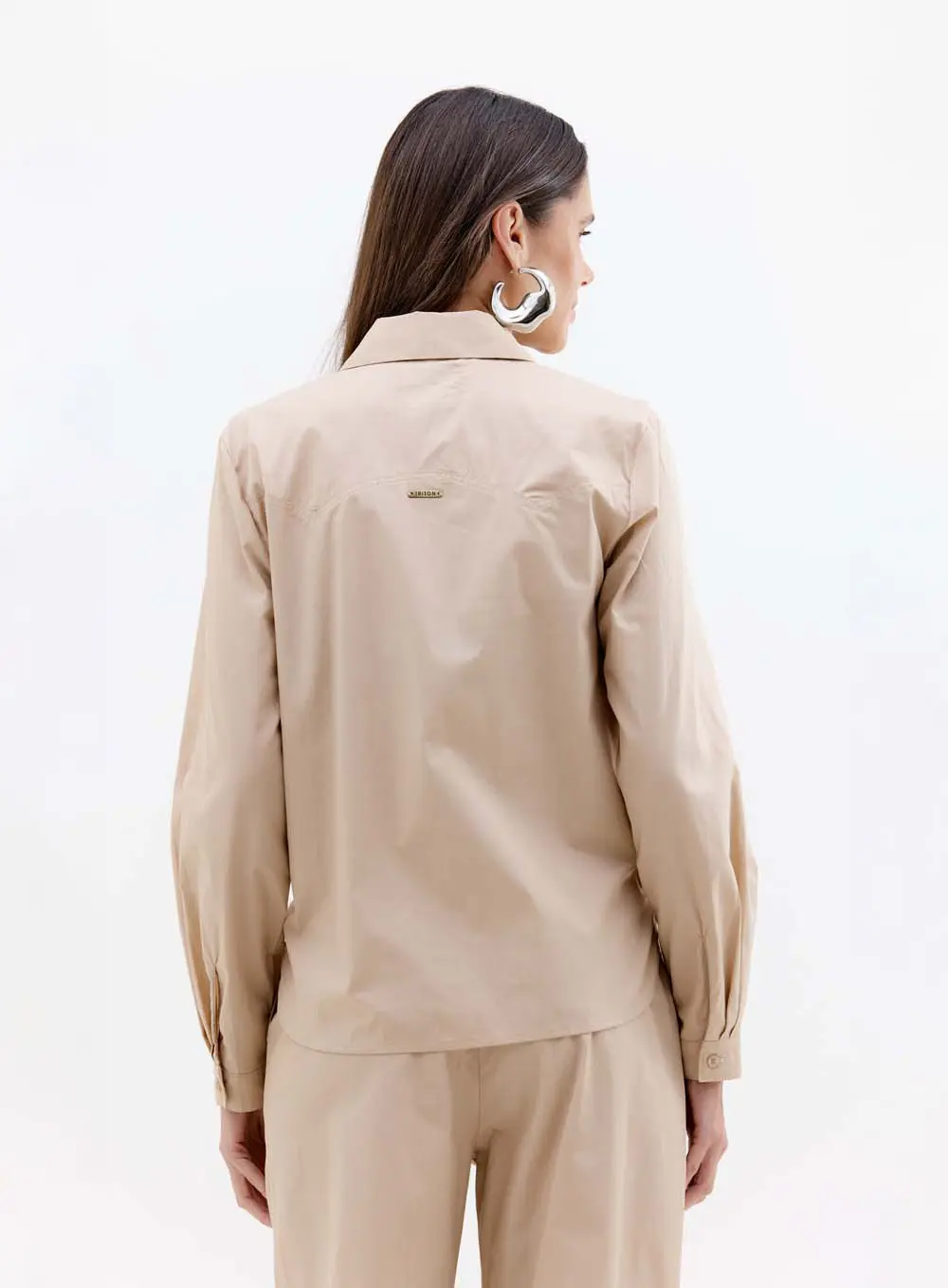 Camisa Feminina Com Colarinho Botões E Bolsos Bege 2