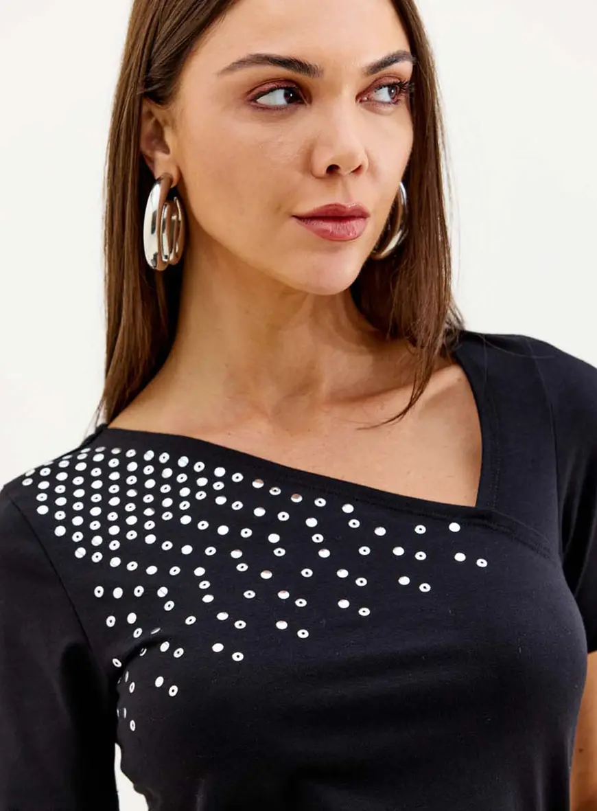 Blusa Feminina Com Aplicação E Decote Assimétrico Preto 3