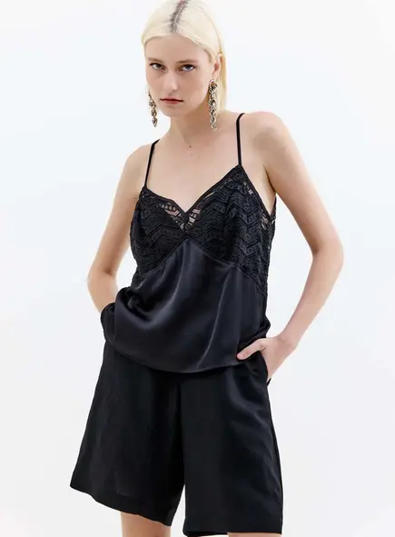 Blusa Feminina Slim Alças Finas Detalhe Em Renda