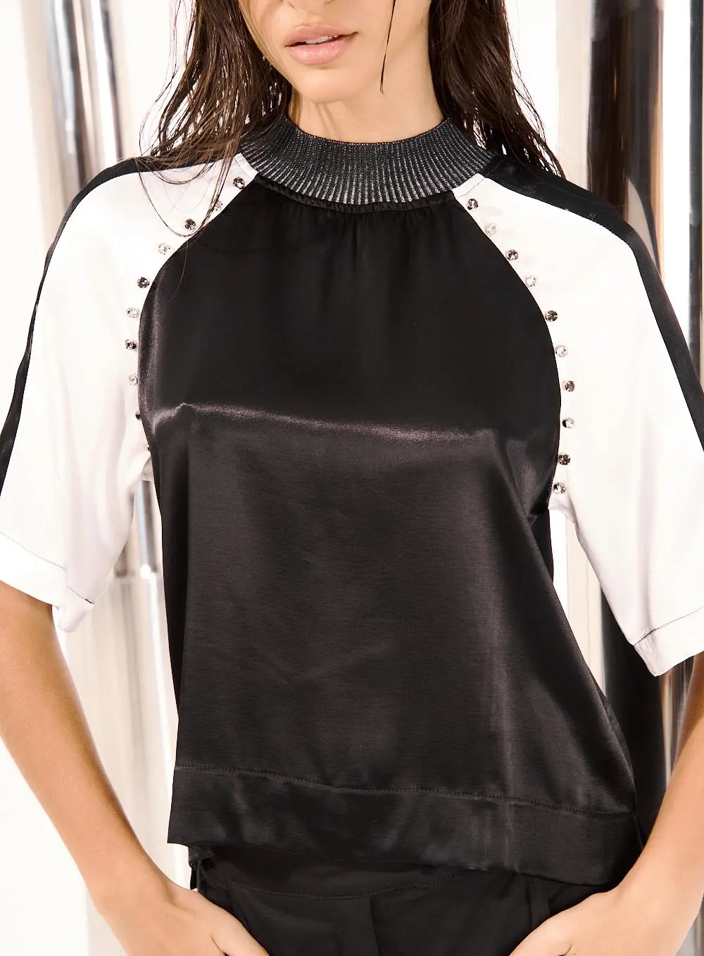 Camiseta Feminina Com Bordado Manual Preto 2
