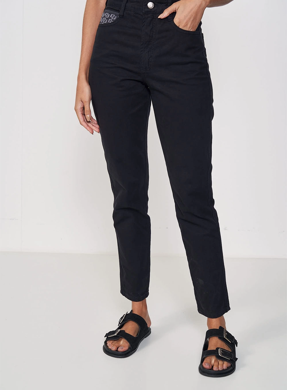 Calça Feminina Sarja Mom - Bruna Preto