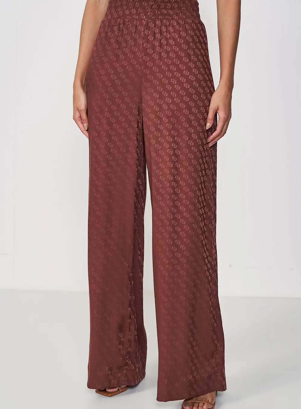 Calça Feminina Pantalona Em Jacquard Acetinado Marrom