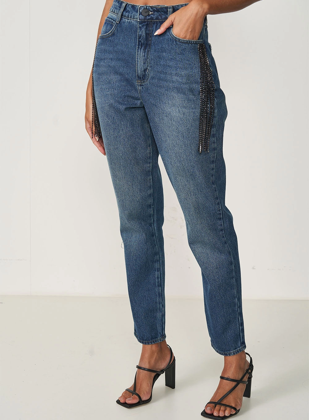 Calça Feminina Jeans Mom Com Correntes - Bruna Índigo